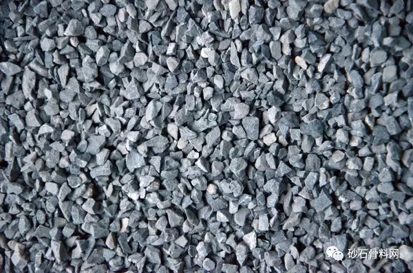 ����ɰʯ���Ϸ֞�ֹ��Ϻͼ�(x��)���ϡ�  ����������Ҫ�M�ɲ���֮һ����Ҫ��Ǽ����ú͜pС�����z�����������Y(ji��)Ӳ���^���иɿs��Û��������w�e׃����ͬ�r(sh��)߀�����z�����ϵ����r(ji��)����ϡ��м��Ϻ����켯��֮�֣�ǰ������ʯ����ʯ����ʯ��ɰ��;������ú�����V������������Û����r�ȡ��w��ҕ�ܶ�С��1700����/�����׵ļ��ϷQ�p���ϣ�����������ͨ������;�صļ��ϣ����������ػ����������ݗ���������  ����ɰʯ���ϰ��w����С�֞�ּ��Ϻͼ�(x��)���ϣ�һ��Ҏ(gu��)����������4.75�����ߞ�ּ��ϣ�����ʯ����ʯ��������С��4.75�����ߞ鼚(x��)���ϣ���ɰ��  ɰʯ����֮�����ܵ������Ј�(ch��ng)�ğ���������?y��n)飬�������Ǻ��y���a(ch��n)�ģ������Ї�(y��n)���һ�����a(ch��n)�����磬���°l(f��)�еĽ�����ɰʯ����ͅ������˹�ɰʯ�ϵ�����(j��)�����Խ����ù���Ҳ���мҿ��Բ�ԃ�ġ�  ���a(ch��n)�����ù��Ϗ��k�S���x�O(sh��)�䣬����һ�ׇ�(y��n)������a(ch��n)���̣�������һ�c(di��n)�ʹ��⡣�ͺʹ�ҷ������P(gu��n)�ڽ�����ɰʯ�ϵ����a(ch��n)���̺��|(zh��)����  ������ɰʯ�����x�S�����£�ɰʯ���ϏS��Ҫ���È�(ch��ng)�ص��x���YԴ�Ŀ�̽���Լ�һЩ����������ʯ��ʯ�����a(ch��n)ʹ�õ�ԭ���ϡ�Ȼ�������\(y��n)���^���У��C(j��)�����_�ɺ����a(ch��n)�����̣������דp���ă�(ch��)�乤���������L(zh��ng)�h(yu��n)�����ԭ�t�����뵢�`���r(sh��)��Ԓ����Ҫ��(ch��)��һЩ�דp�����Ԃ䲻�r(sh��)֮�衣  ������ɰʯ���ϵ��|(zh��)��Ҫ�󣬸���(j��)GB/T 14684-2001��������ɰ����Ҏ(gu��)���ģ���(du��)�F(xi��n)�еļӹ��O(sh��)���M(j��n)�и��죬�K������(j��)�ɷ��ϵęC(j��)�����Ƅ�(d��ng)ʽ��������վ��ԓ�C(j��)�����a(ch��n)���������ϣ�����ͨ�^��(y��n)���ɰʯ���ό������