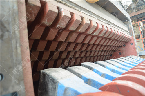 錘式破碎機錘頭材料選擇需要考慮的因素